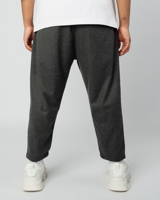 Pantalon anthracite "Sultan" de Qaba'il